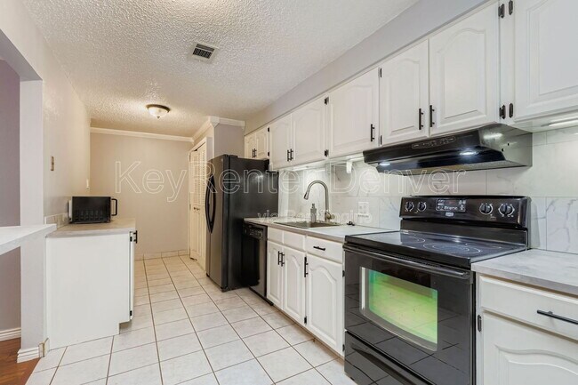 Foto del edificio - 6468 E Bates Ave