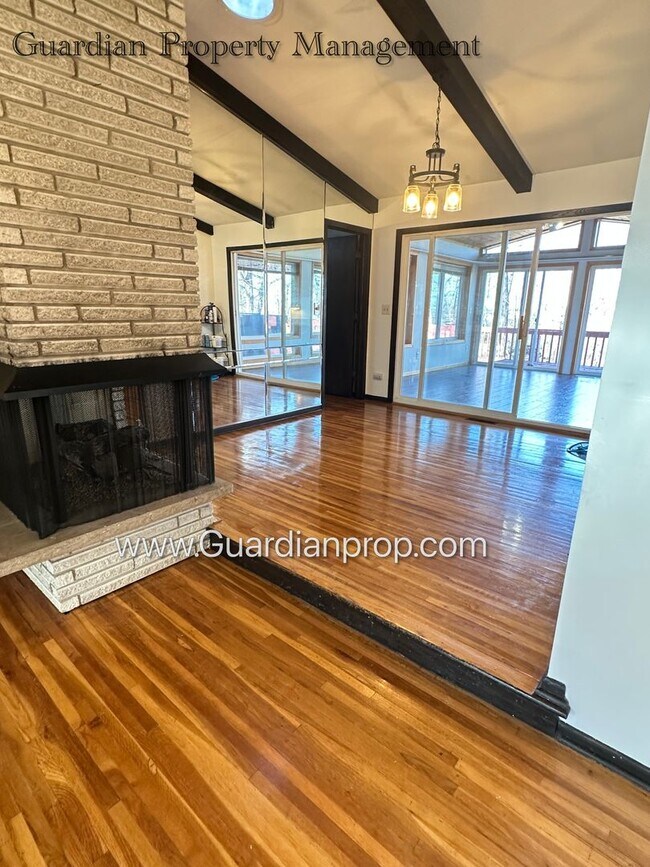 Foto del edificio - Burnsville Single Family Home, 2 Car Garage, Large Sun Room, Fireplace, Deck
