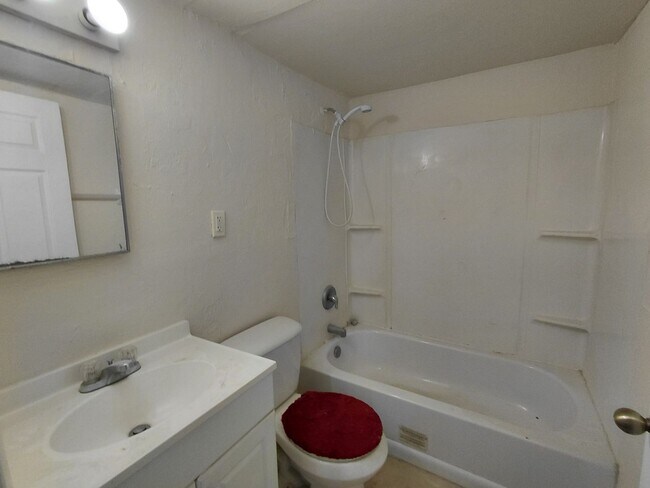 Foto del edificio - 2170-2172 Davis Court
