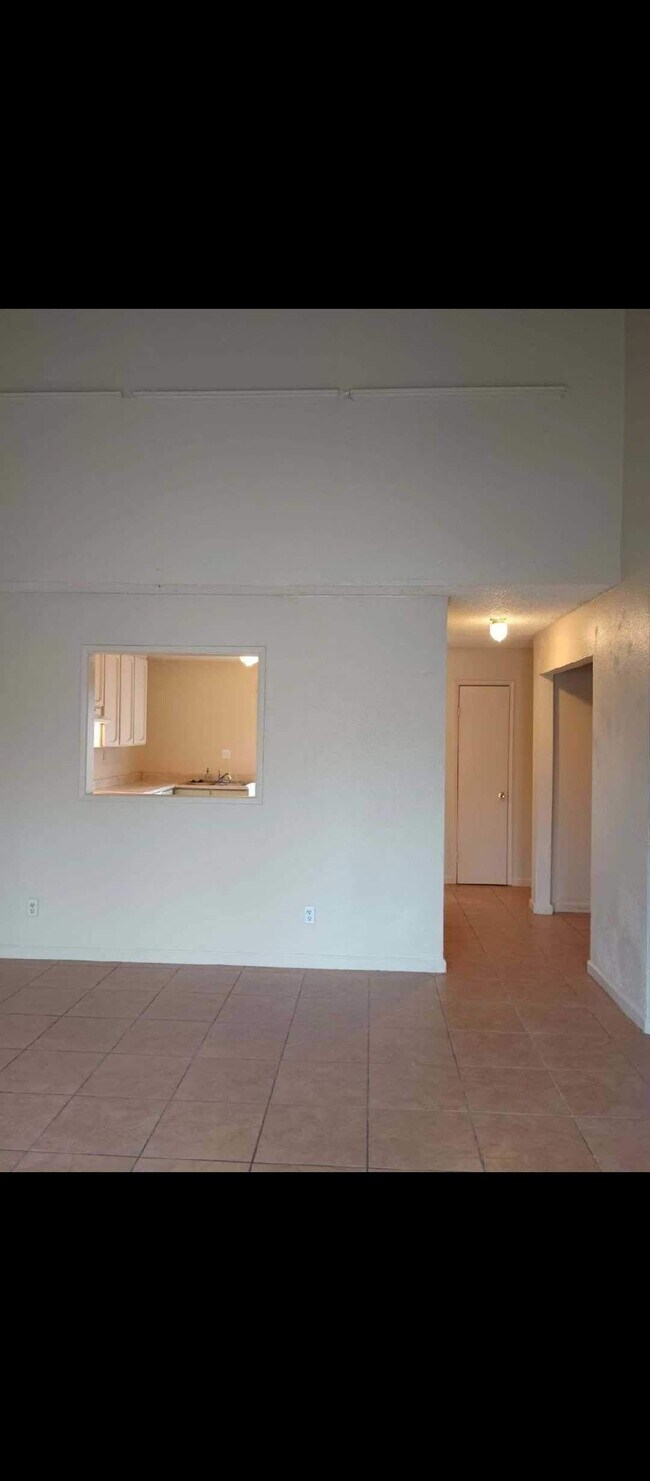 Building Photo - 2112 Sharon Way