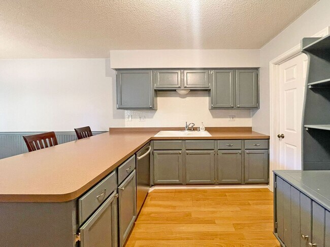 Foto del edificio - Newly Remodeled 3 Bedroom 2-Story Townhome...