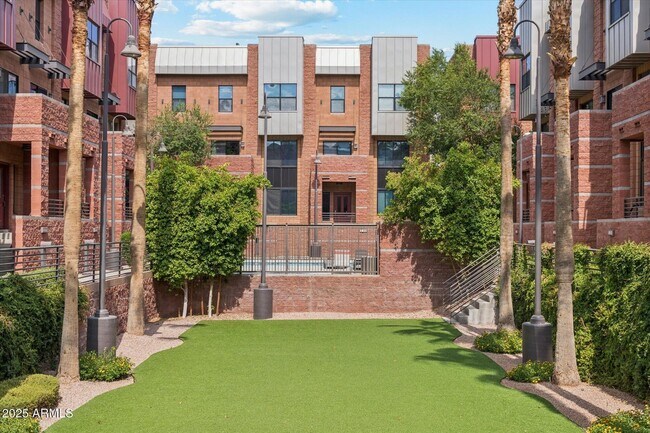 patio interior detrás de la piscina - 330 S Farmer Ave