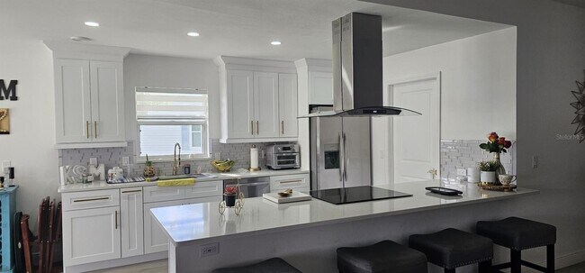 Foto del edificio - COMPLETELY FURNISHED 3 bed /2 bath  - 55+ ...