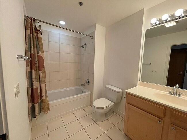 Foto del edificio - "Spacious 3-Bed, 2-Bath Gem in Chicago's Heart – 1205 Sq Ft of Modern Living!"