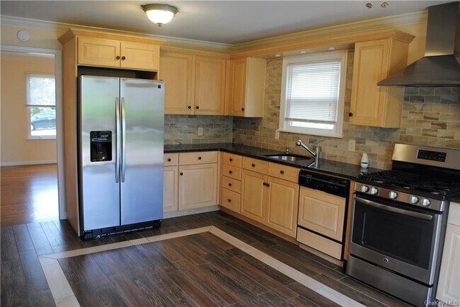 Building Photo - 9 Brookside Ln
