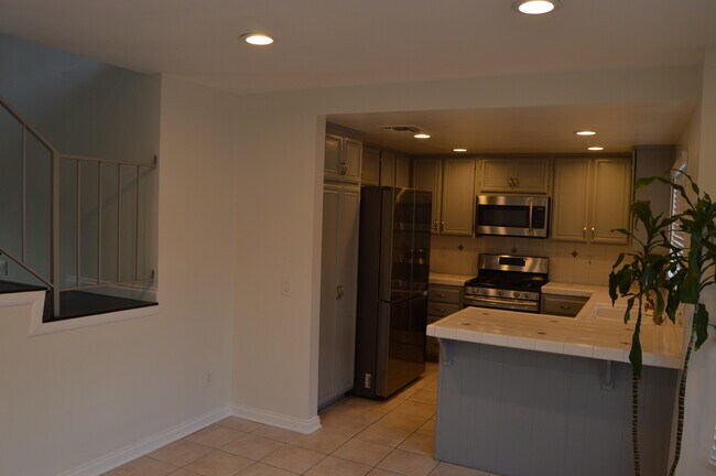 Stainless steel Samsung appliances - 14050 Magnolia Blvd