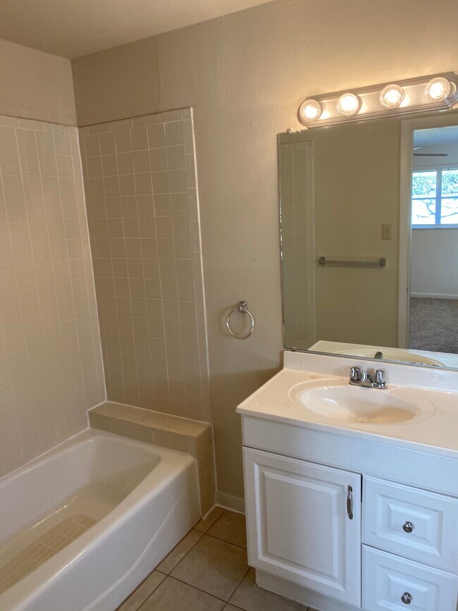 Building Photo - 109 Golfcrest Dr