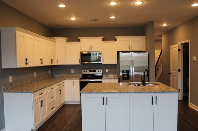 Building Photo - For Lease - 3 Bed, 2.5 Bath, 1524 Sqft Tow...
