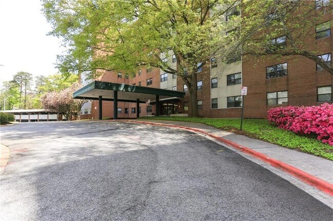 Foto del edificio - 2965 Pharr Ct S Northwest
