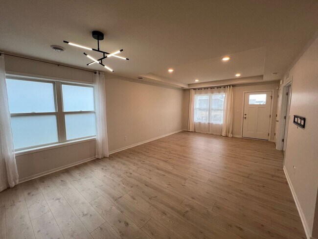 Building Photo - Modern 2 bedroom, 1 bathroom Townhouse wit...