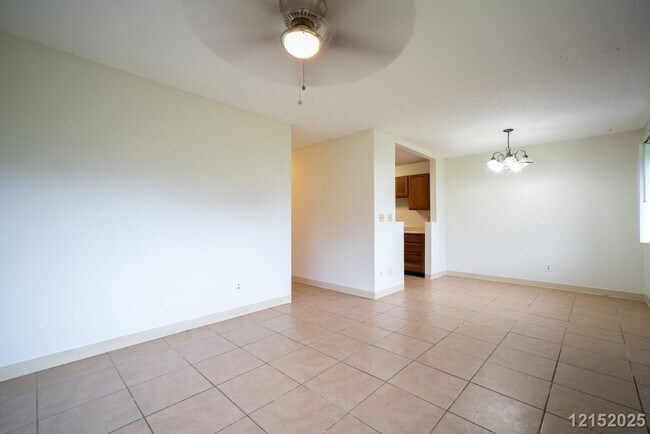 Foto del edificio - $2900 / 2 Bed/ 1 Bath/ 2 Parking IN HIDDEN VALLEY ESTATES