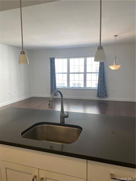Foto del edificio - 10 Byron Place Unit 604