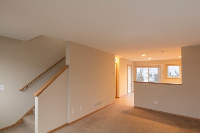 Building Photo - Hugo 2 Bed/2 Bath Water's Edge Townhome - ...