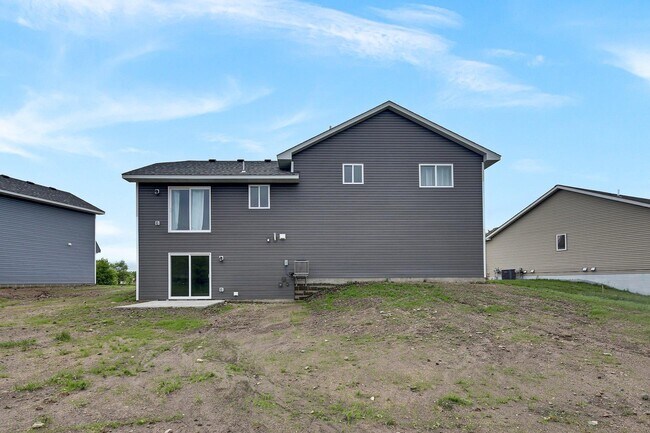 Building Photo - 924 Poplar Dr SE