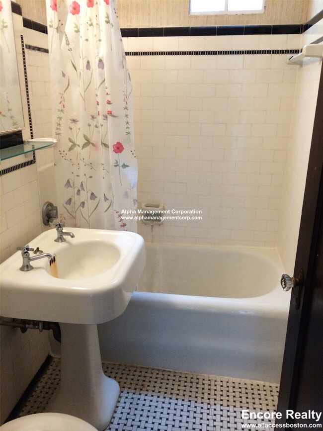 Building Photo - 349 Pleasant St