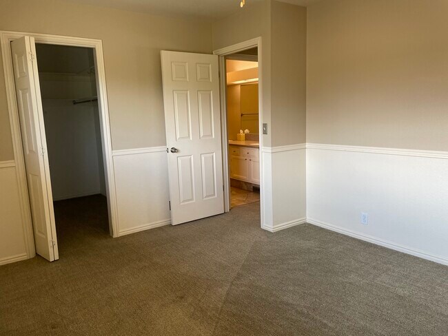 Building Photo - 6953 S 800 E