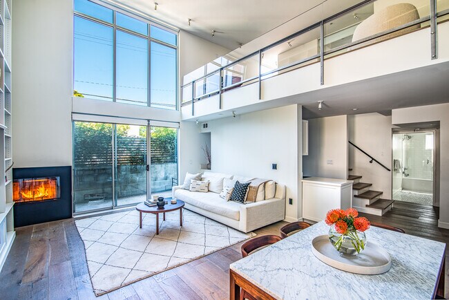 Foto del edificio - 5806 Waring Ave