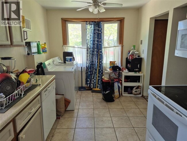 Building Photo - 437 Treewood Crescent