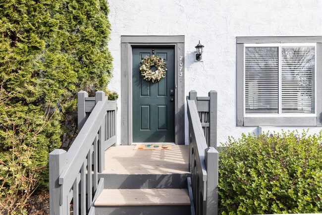 Building Photo - 7073 Muirfield Dr