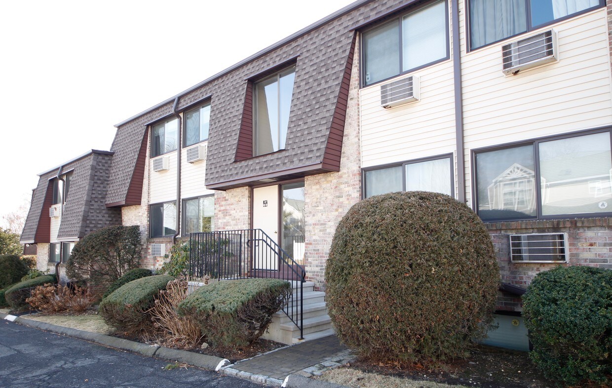 255 Strawberry Hill Ave, Stamford, CT 06902 Apartments in Stamford