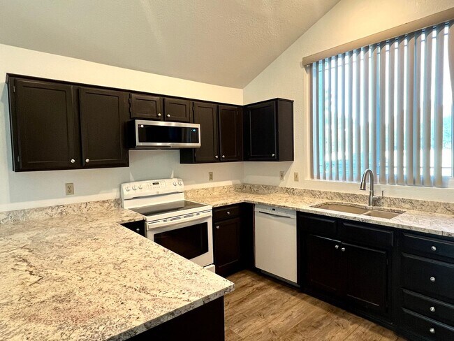 Foto del edificio - Spacious Updated 3 Bed/2 Bath in Excellent Peoria Location