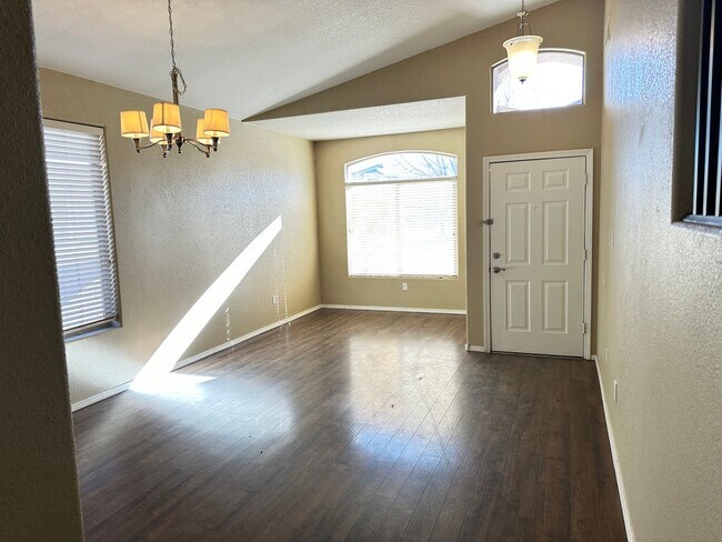 Foto del edificio - Cabezon Beauty | Large Yard | 2 Living Areas & Upstairs Loft | 1-year Lease |Tours Available!