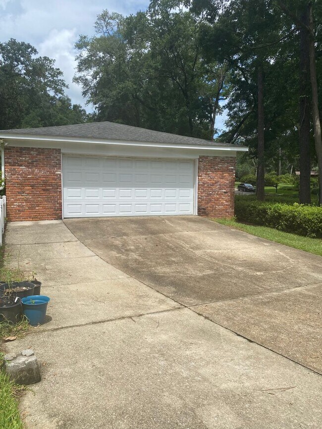 Building Photo - Beautiful 4 Bedroom Brick Home in the Hear...