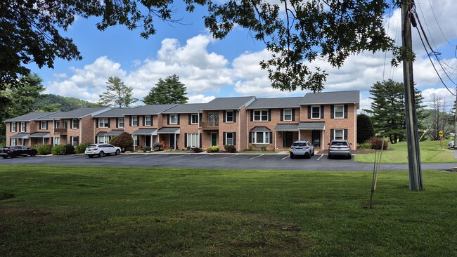 Building Photo - 300 Green Dr
