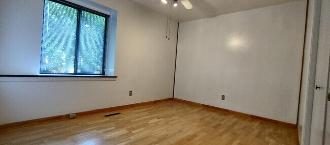 Building Photo - 5275 Country Club Rd