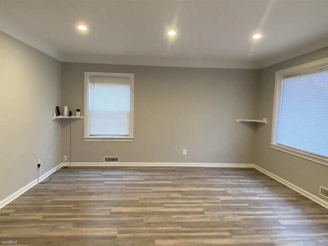 Building Photo - 3 br, 1.5 bath House - 18752 Kenosha St