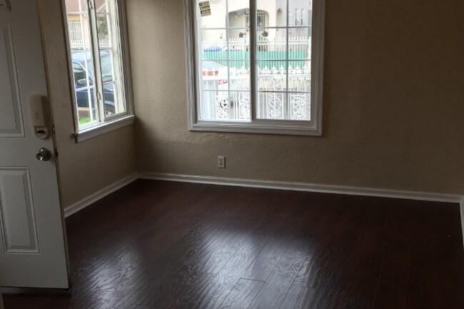 Foto del edificio - 2928 Kenwood Ave