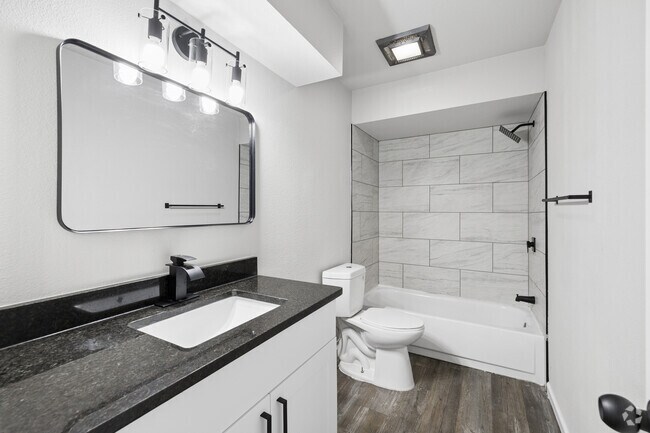 Casa adosada de 2 habitaciones y 1,5 baños (960 pies cuadrados) - Baño - Lakewood Gardens