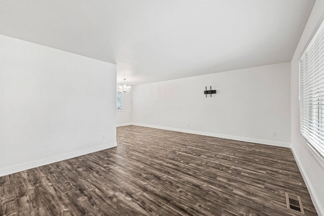 Building Photo - 7085 Valley Forge Dr