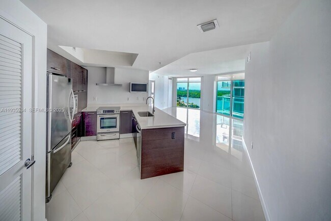 Foto del edificio - 250 Sunny Isles Blvd