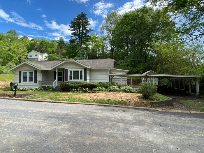 Foto principal - 3 bedroom 1.5 bathrooms ranch style home