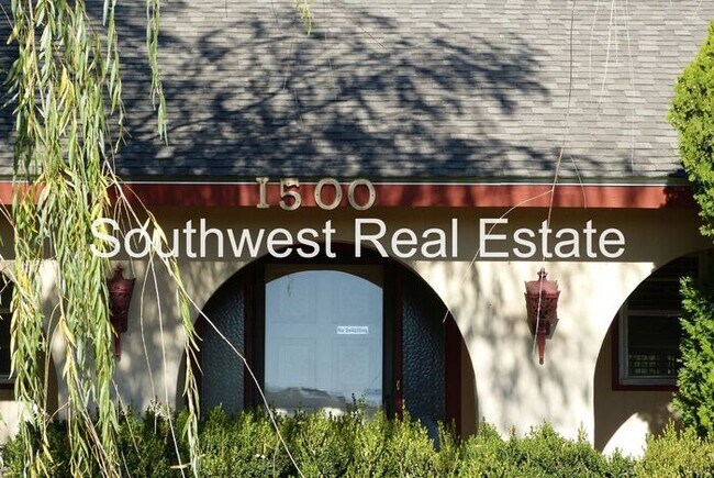 Building Photo - Large 3 Bedroom with shop-