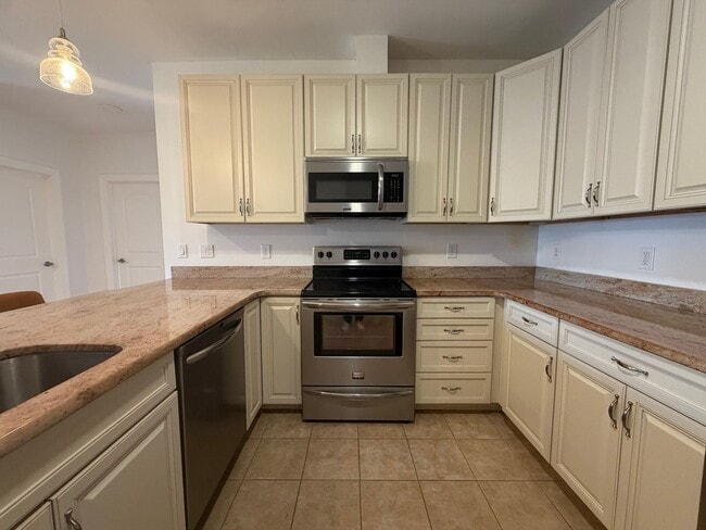 Building Photo - Danvers Updated 3 Bed 2 Bath | Top Floor Condo | Avail Now