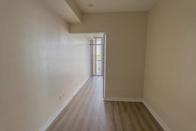 Photo du bâtiment - 105-105 The Queensway