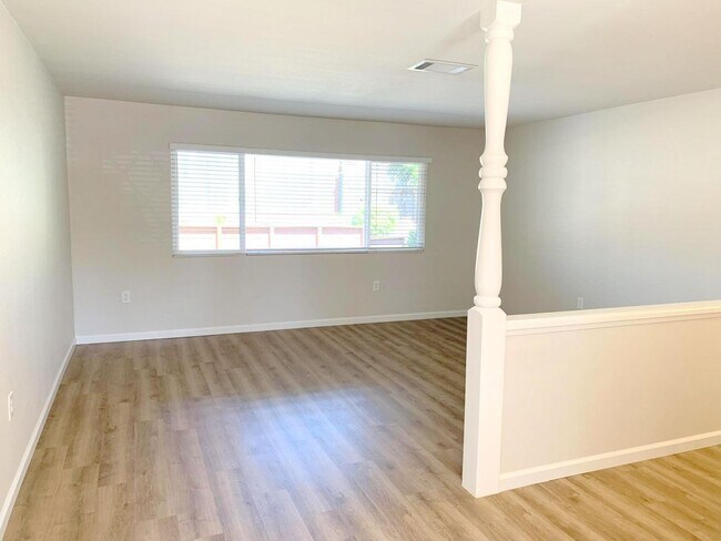 Foto del edificio - NEW PRICE ! Newly updated single level det...