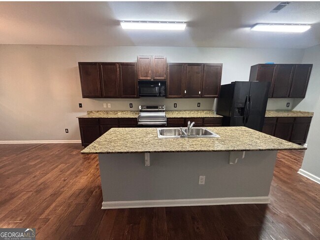 Foto del edificio - 8389 Regent St