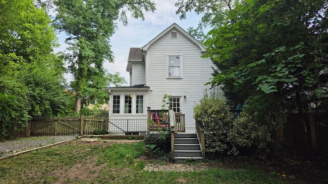 Building Photo - Charming Home in Del Ray