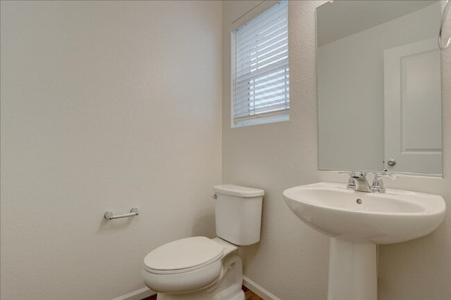 Building Photo - Available for move-in on 05/15/26- 3bed/2.5bath in Aurora!