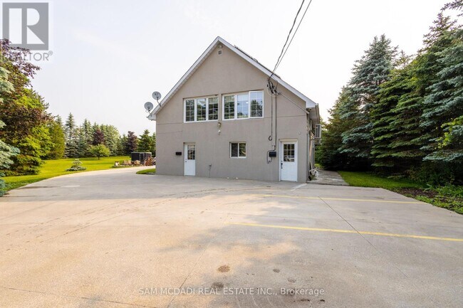 Photo du bâtiment - 14011 Trafalgar Rd