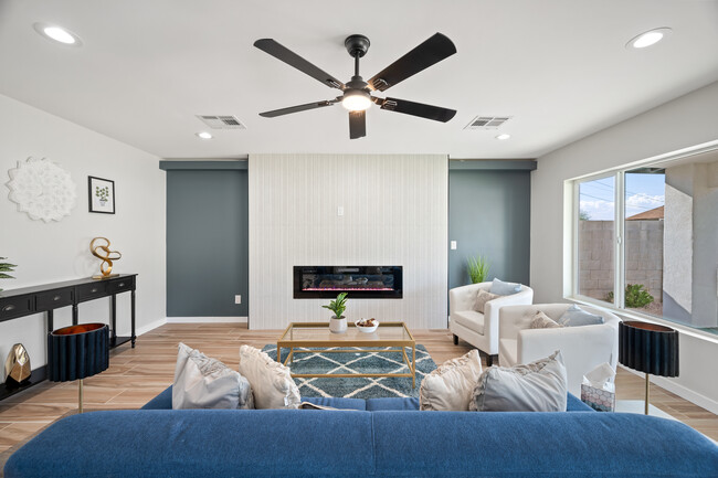 Livingroom with accent wall - 1010 E Indianola Ave