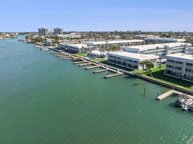 Foto del edificio - Coastal Living Awaits With This 2-Bed, 2-Bath Condo In Waterway East!