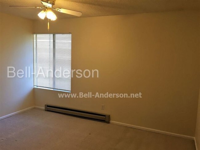 Building Photo - Top Floor 1 Bedroom Condo, Great Location