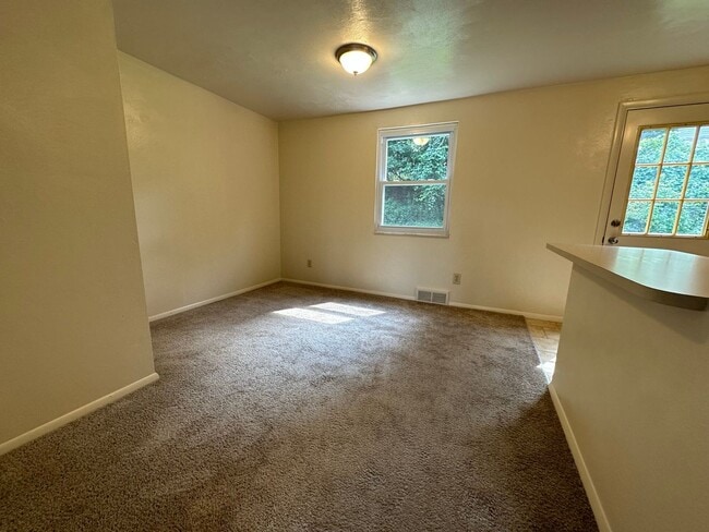 Building Photo - Townhouse in Plum with a Huge Master Bedro...