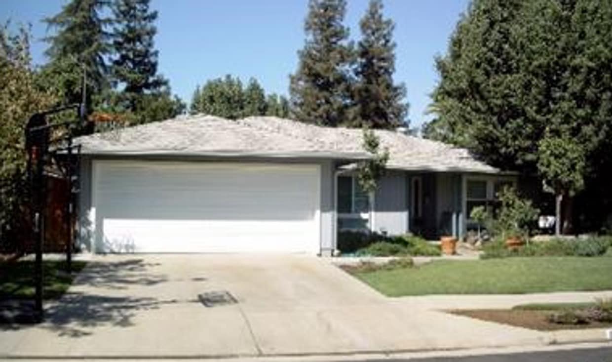 Primary Photo - Charming 3 Bed, 2 Bath Home in Clovis Unif...