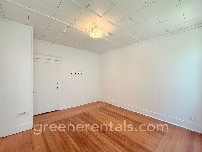 Building Photo - The Linn Apartments