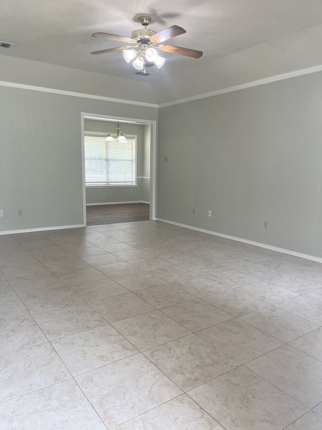 Building Photo - Charming 3 bed 2 bath with fenced yard